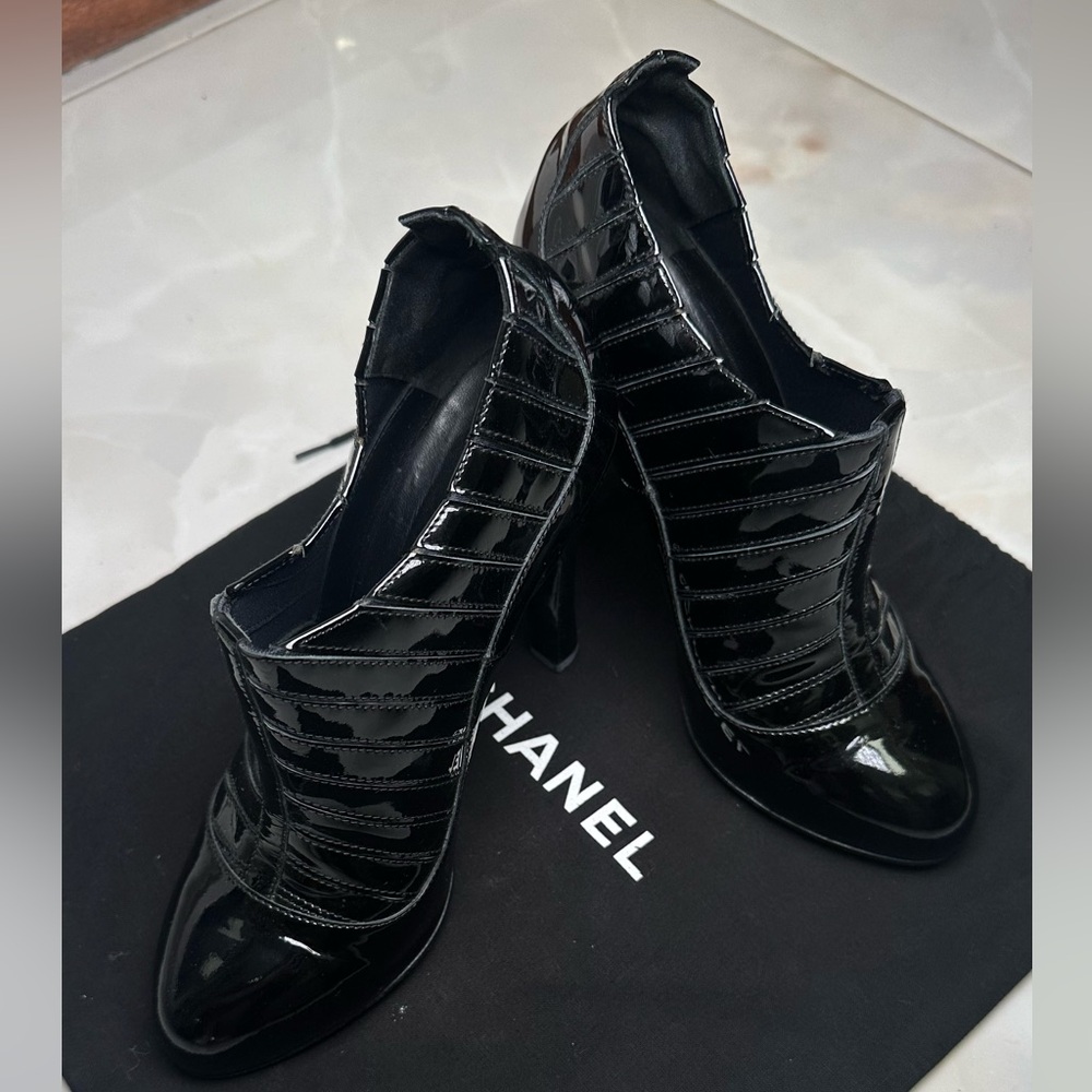 CHANEL heeled leather boots